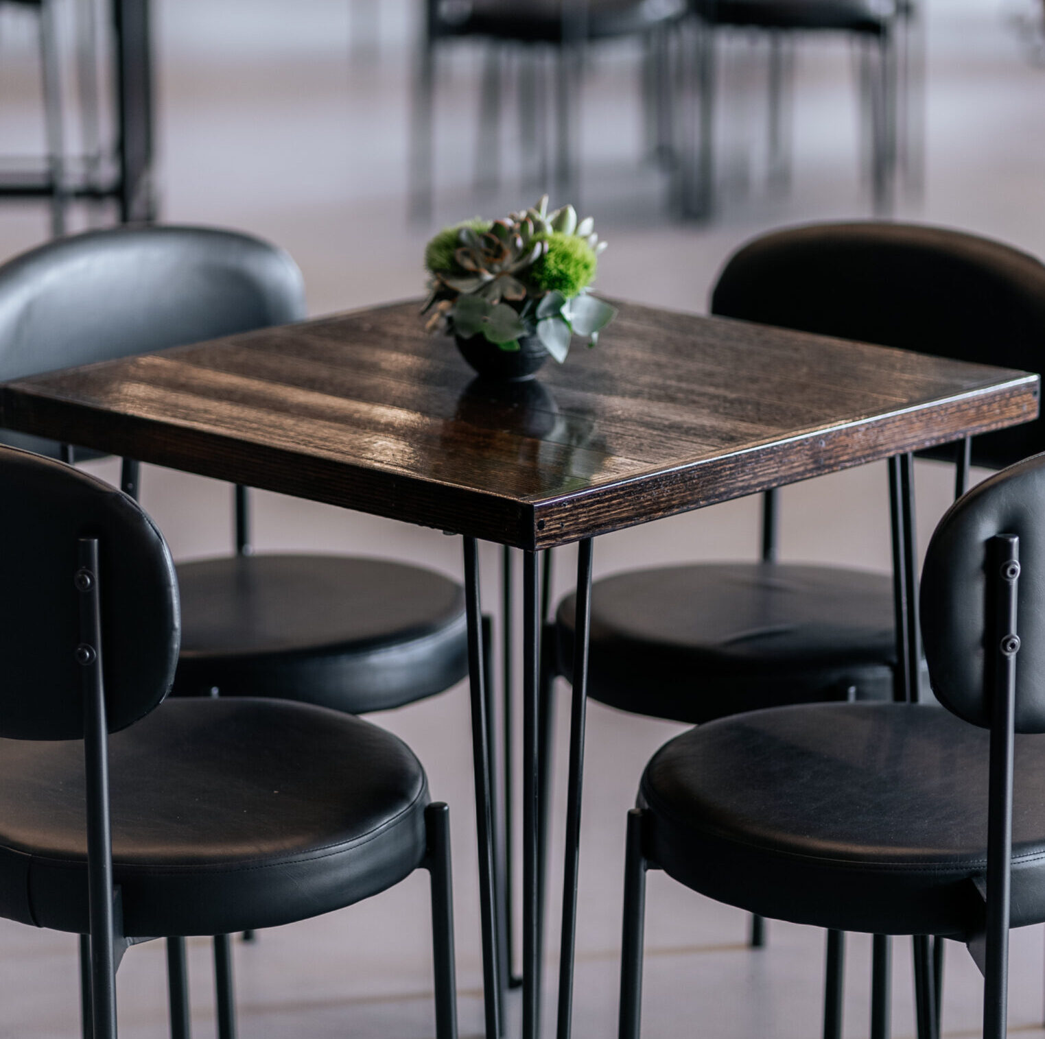 Hairpin Cafe Table black