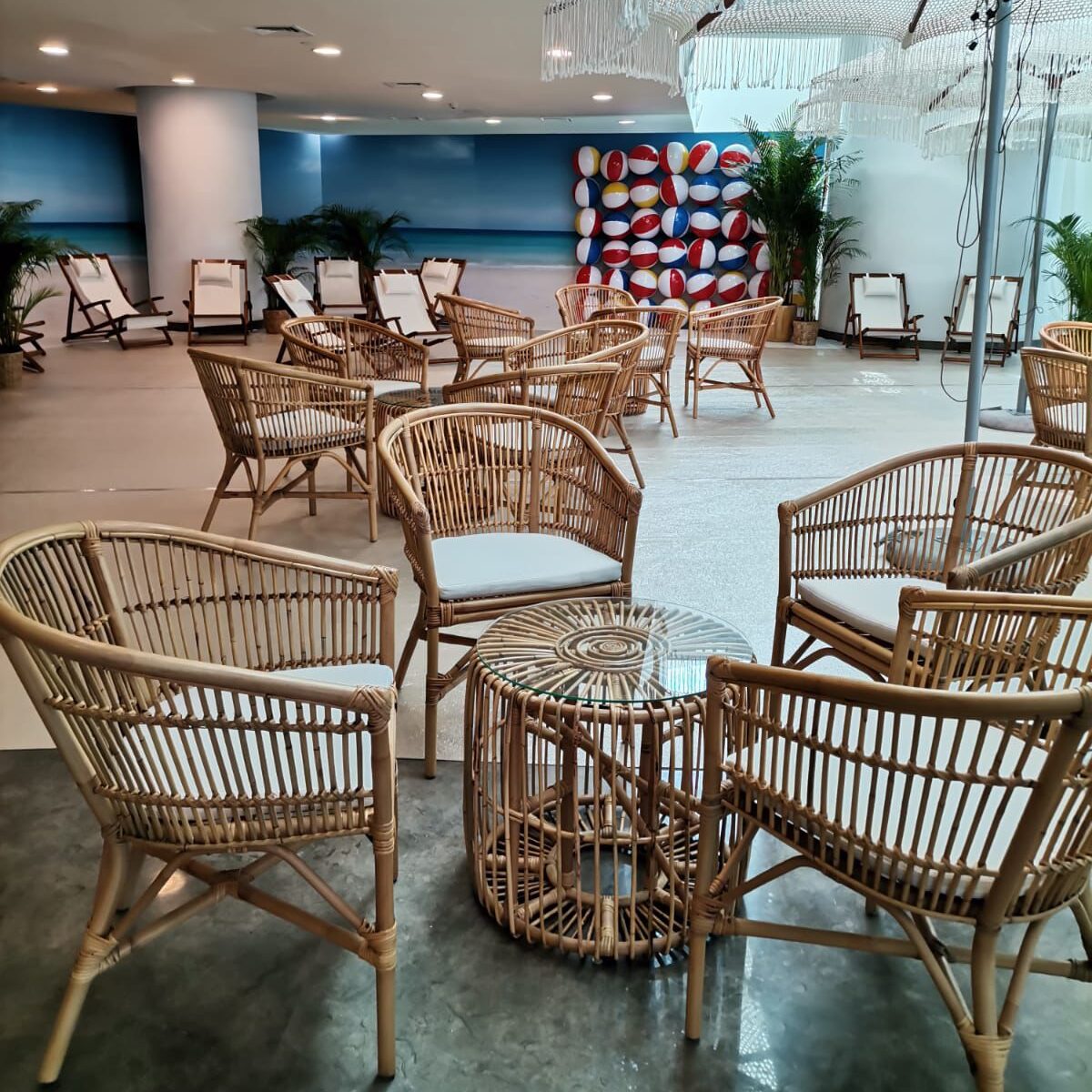 Villa accent chair with Villa accent side table