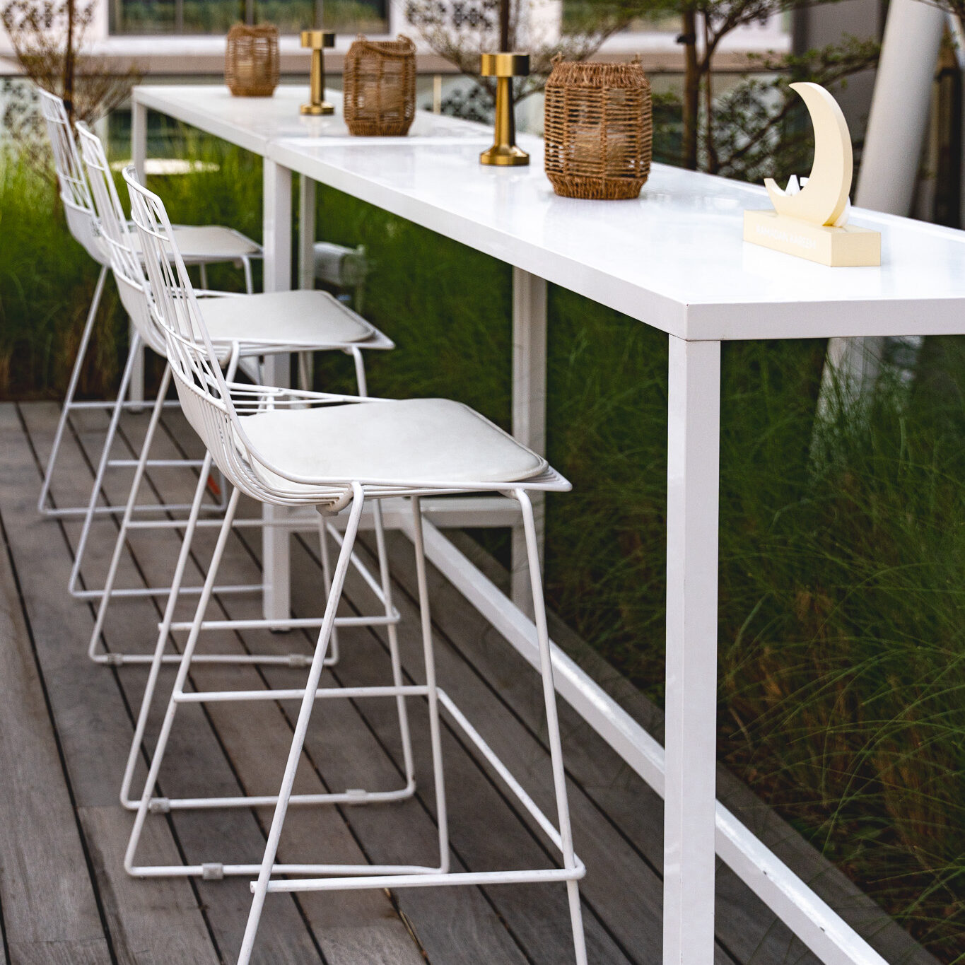 Arrowe, benchbar, lantern, lumos (in use)