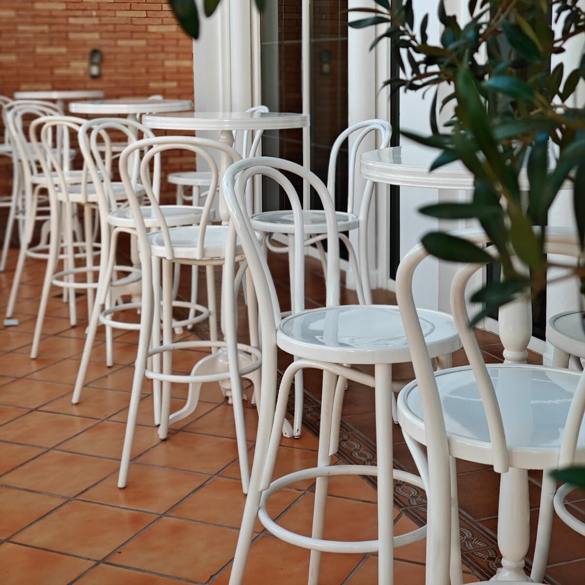 New-york-bar-table-white-wbentwood-bar-stool-white-e1757673972955